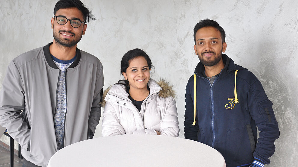(Foto: Luca Jurczyk)  Apoorva Ravishankar (Mitte) mit ihren Kommilitonen Vikrant Singh (links) und  Barun Kumar. Alle drei sind aus Indien gekommen, um in Paderborn zu studieren.