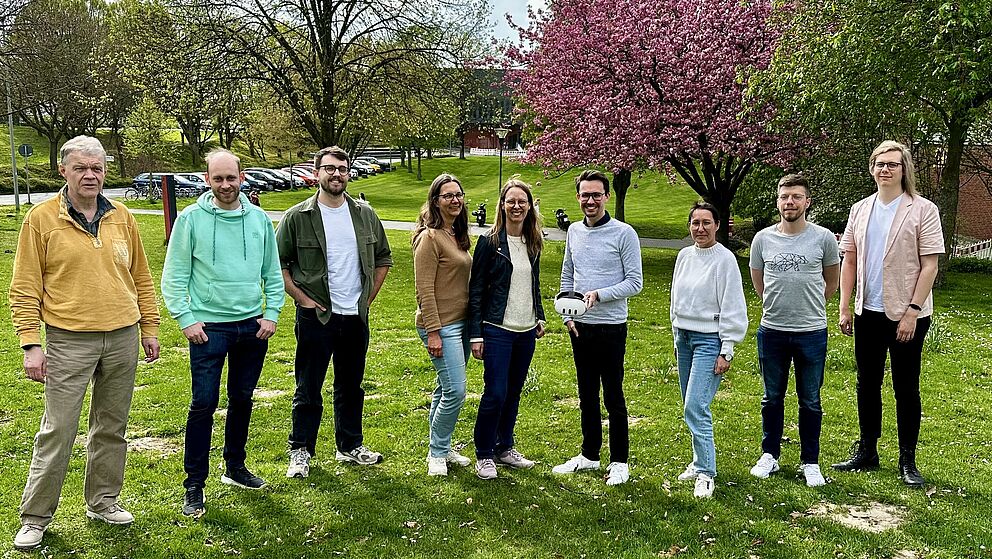 The “VRLabTutor” team meets at the start of the project. From left to right: Dr. Matthias Fischer, André Graute, Ole Niehues, Iris Neiske, Prof. Dr. Sabine Fechner, Hendrik Peeters, Sina Pankoke, Dr. Christian Weinberger, Jan-Luca Hansel